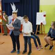 uczniowie pamietaja o zolnierzach 4 dywizji piechoty 6